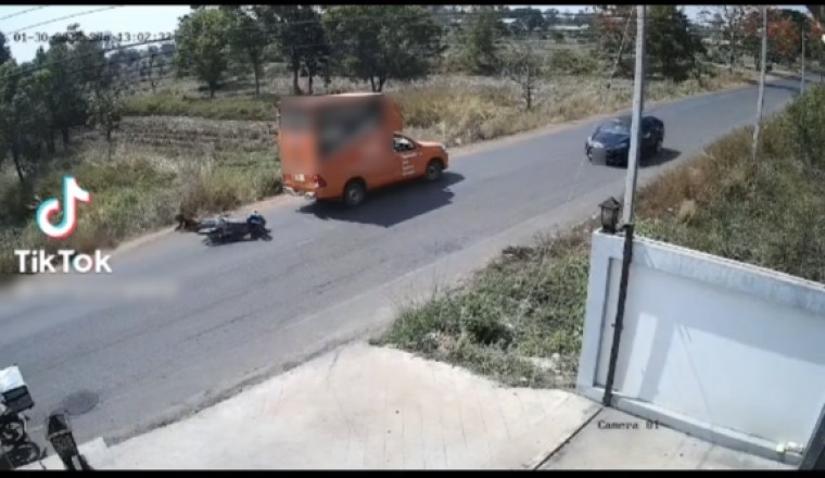 รถส่งของ จอดริมถนนเปิดไฟฉุกเฉิน จู่ๆก็มีมอเตอร์ไซค์วิ่งมาชนท้ายซะงั้น