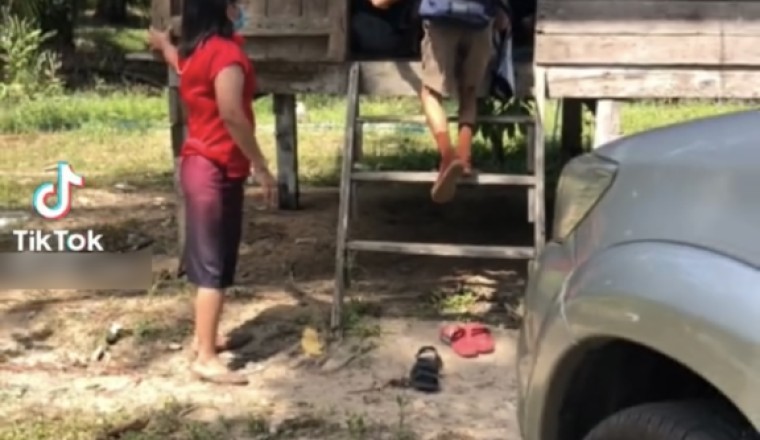 สุดเศร้า พ่อนักเรียนเสียกระทันหัน ครูพามาเก็บของที่บ้าน ไม่รู้ต่อไปต้องทำอย่างไร