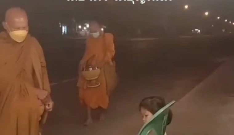 ได้บุญทันที! หนูน้อยใส่บาตร กับคุณแม่ ก่อนหลวงตาหยิบขนมส่งให้คืน เอ็นดูไม่ไหว