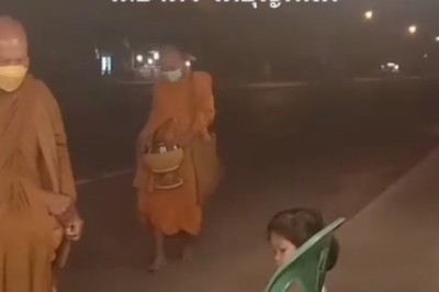 ได้บุญทันที! หนูน้อยใส่บาตร กับคุณแม่ ก่อนหลวงตาหยิบขนมส่งให้คืน เอ็นดูไม่ไหว