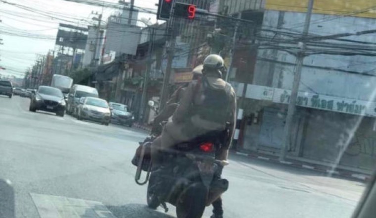 ไม่มียกเว้น! เจ้าหน้าที่ตำรวจ จอดทับทางม้าลาย ถูกนายเรียกเตือนพร้อมเสียค่าปรับ