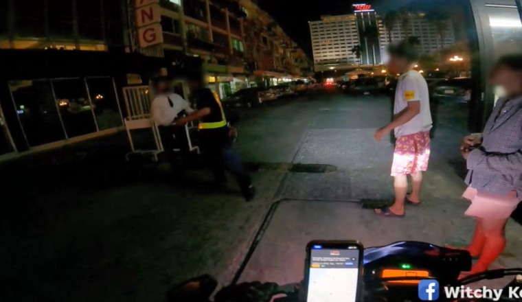 ไรเดอร์ส่งของ ช่วยสงบศึก รปภ. ตีกันคว้ามีดดาบวิ่งไล่ฟันวิ่งหนีวุ่น ปมปัญหาการเงิน