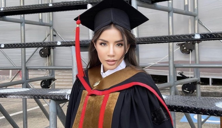 7 ปีที่รอคอย ‘ใบเตย อาร์สยาม’ ในชุดครุยสุดปลื้ม คว้าปริญญาตรีสำเร็จ