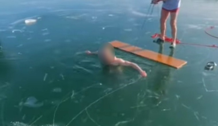 เกือบเอาชีวิตไปทิ้ง ว่ายน้ำในน้ำแข็ง ดำลงไปหาทางออกไม่เจอเพื่อนรีบช่วยกันวุ่น