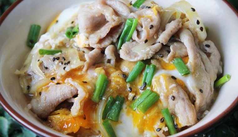 ข้าวหน้าหมูสไลซ์ซอสเทอริยากิ อาหารจานเดียว