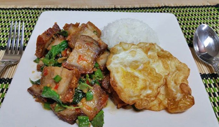 ผัดกะเพราหมูกรอบไข่ดาว อาหารจานเดียว