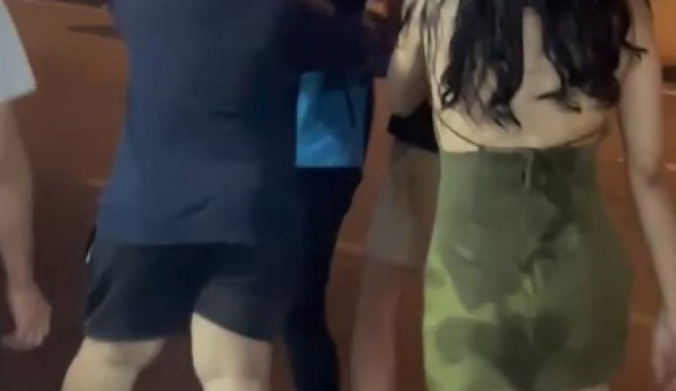 สังคมว่าไงผู้ชายแบบนี้! หนุ่มเอาน้ำราดหัวสาว เพราะเสียหน้า ไปขอชนแก้วแล้วโดนปฏิเสธ