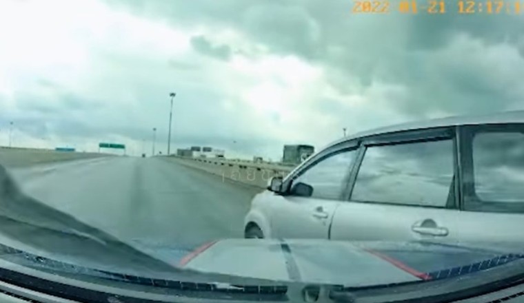 งงกันทั้งถนน! รถเกิดอุบัติเหตุจนหยุดนิ่ง แต่คู่กรณีดันเร่งเครื่องหมุน ขับรถชน ไปทั่ว