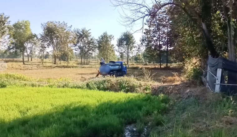 ร้องถึงนายก รถดูดส้วม เทของเสียทิ้งกลางทุ่งนาใกล้สถานปฏิบัติธรรม กลิ่นฉุนจัด!