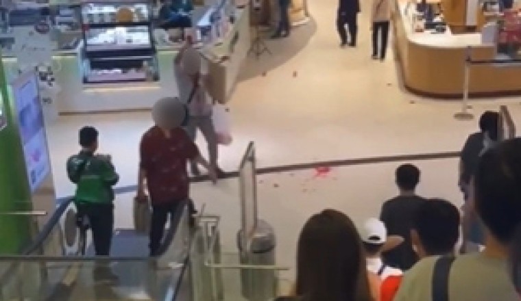 เปิดคลิปก่อเหตุซ้ำซาก เค 100 ล้าน ชายคลั่งกลางถนนสู่กลางห้างดังปาขวดเละเทะ