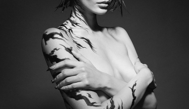 สุดจึ้ง! น้ำตาล ชลิตา อวดหุ่นสับรับวาเลนไทน์ แหวกเร้า-เว้าเอว ดอกกุหลาบแทบเอาไม่อยู่