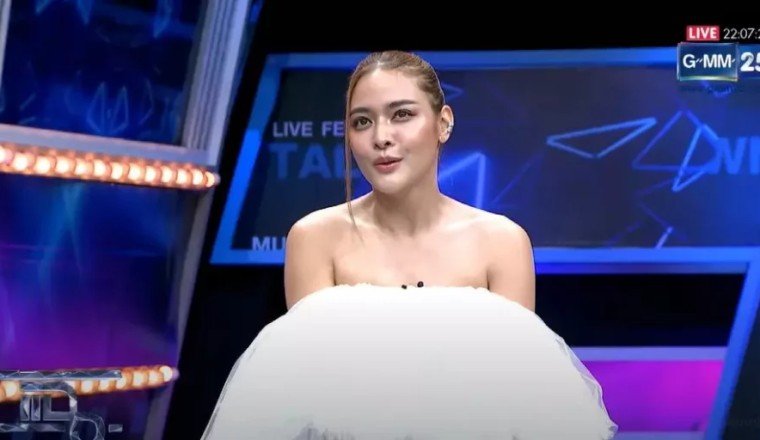 คนไม่มีสถานะ! ปุ๊กลุก ขอบคุณ ไมค์ ที่มอบกุหลาบช่อโตในคืนพิเศษส่งท้ายวาเลนไทน์