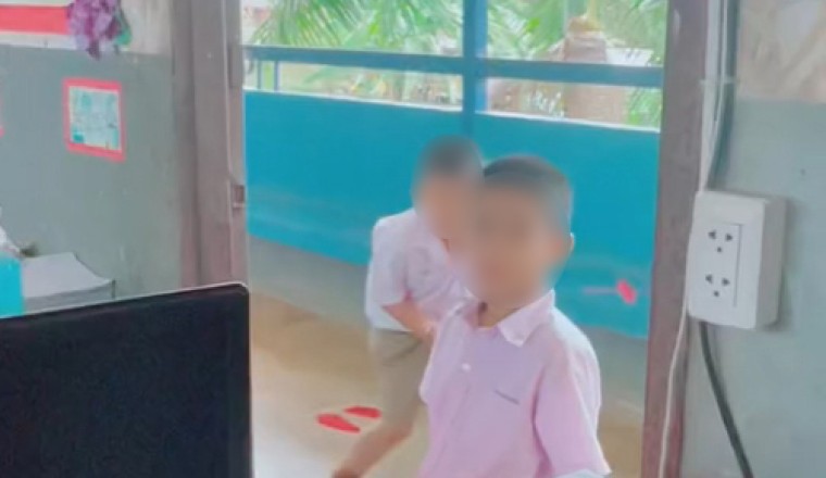 เด็กป.1 จีบพี่ม.3 ด้วยการมาโชว์ร้องเพลงรักหน้าห้องเรียน งานนี้ทำพี่เขินยกใหญ่