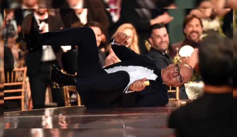 ‘กลิ้งขึ้นเวทีไปเลยสิ’ ไมเคิล คีตันเกือบพลาดรับรางวัล SAG AWARD เพราะมัวแต่เข้าห้องน้ำ