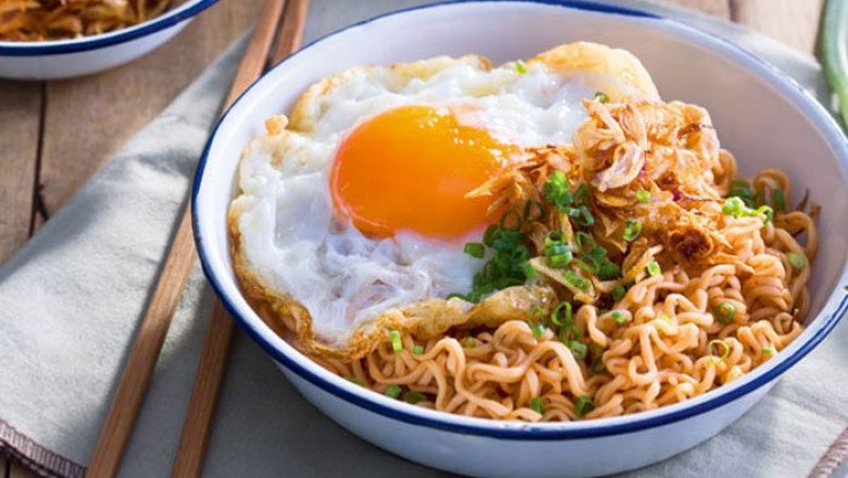 บะหมี่แห้งหอมเจียว ไข่ดาว อาหารจานเดียว