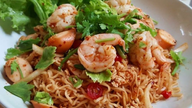 ยำมาม่ากุ้งสด อาหารจานเดียว