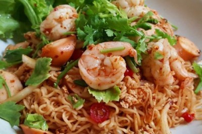 ยำมาม่ากุ้งสด อาหารจานเดียว
