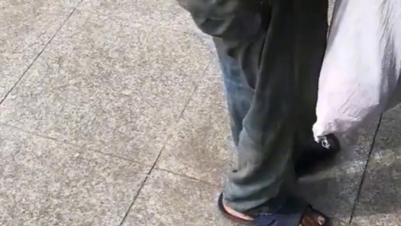 ปฏิเสธคงยาก! ขอทานยุคใหม่ ใช้ QR code เดินขอเงินผู้ใจบุญสร้างความแปลกตา