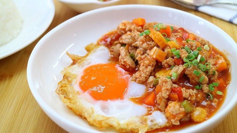 ไข่ดาวทรงเครื่อง อาหารจานเดียว