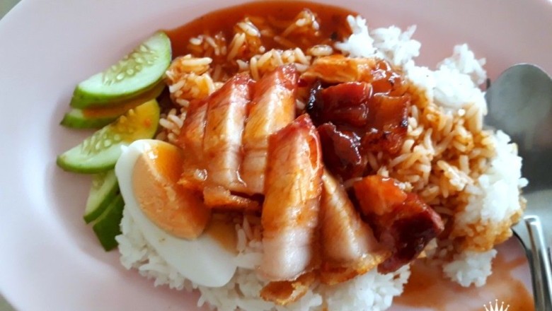 ข้าวหมูกรอบ อาหารจานเดียว