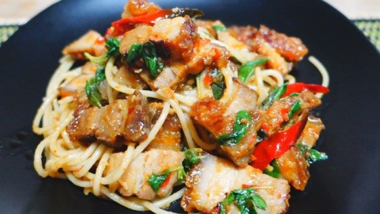 สปาเกตตีผัดกะเพราหมูกรอบ อาหารจานเดียว