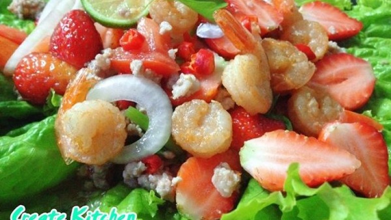 ยำสตรอว์เบอร์รีกุ้งกรอบหมูสับ