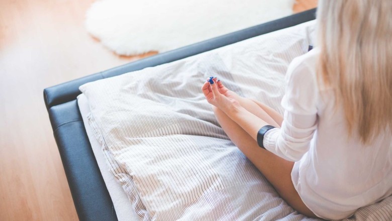 ลองทำโยคะบนเตียงกัน