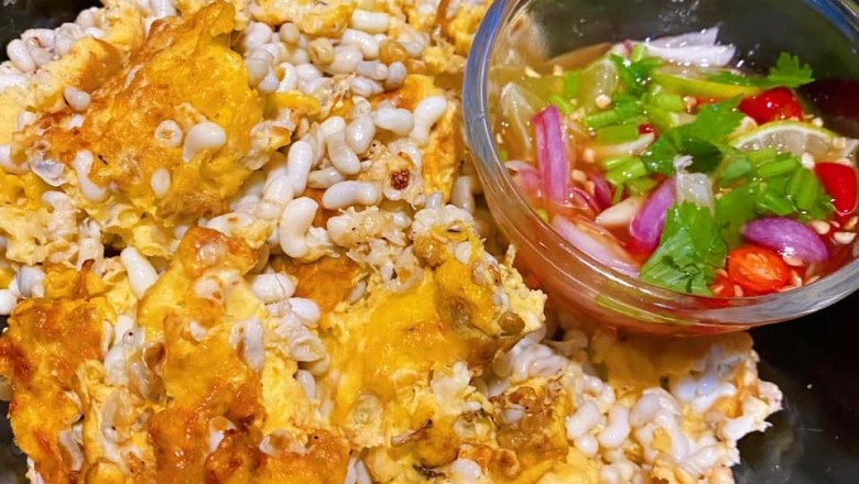 ไข่เจียวใส่ไข่มดแดง อาหารจานเดียว