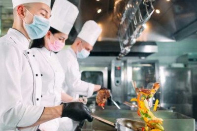 ผู้ปรุงและสัมผัสอาหาร ต้องสวมหน้ากากป้องกันโควิด