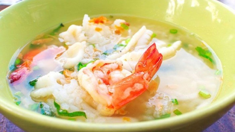 ข้าวต้มทะเล รวมมิตรกุ้งและปลาหมึก