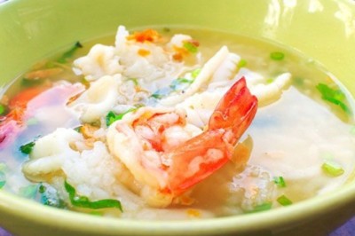 ข้าวต้มทะเล รวมมิตรกุ้งและปลาหมึก