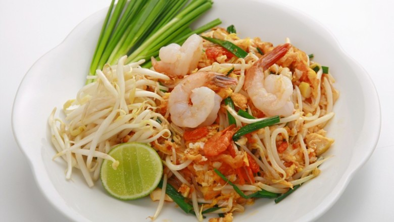 ผัดไทยกุ้งสด อาหารจานเดียว