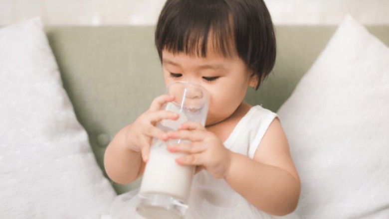 วิธีหัดลูกให้ดื่มนมจากถ้วย