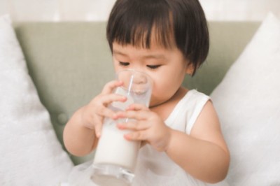 วิธีหัดลูกให้ดื่มนมจากถ้วย