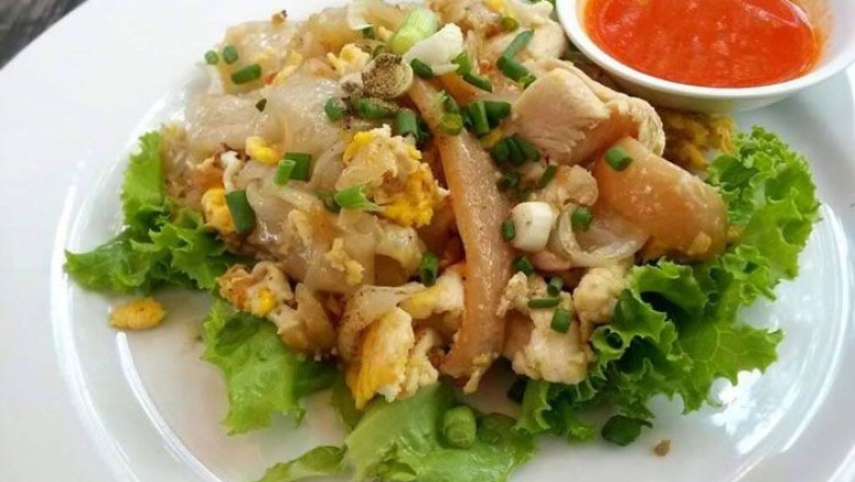 ก๋วยเตี๋ยวคั่วไก่ อาหารจานเดียว