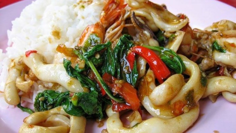 ผัดกระเพราปลาหมึก อาหารจานเดียว