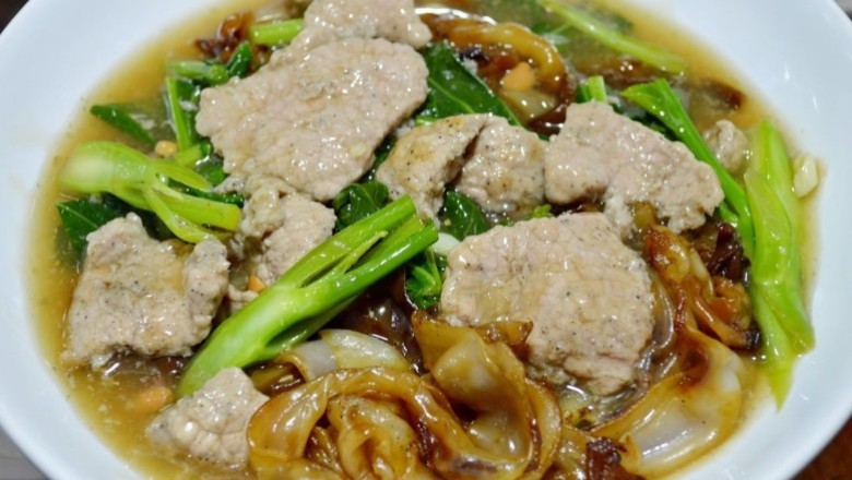 เส้นใหญ่ราดหน้า อาหารจานเดียว