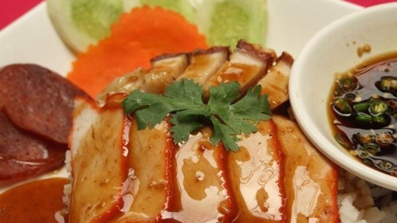 ข้าวหมูแดง หมูกรอบ อาหารจานเดียว