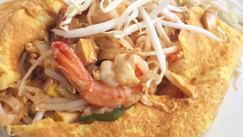 ผัดไทยห่อไข่ อาหารจานเดียว