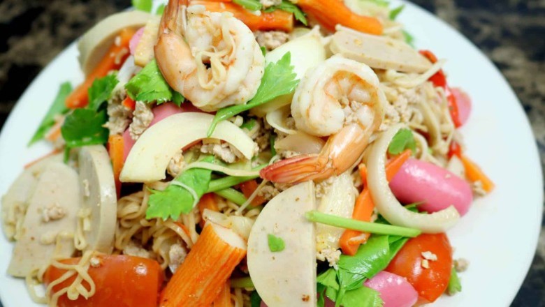 ยำมาม่า อาหารจานเดียว