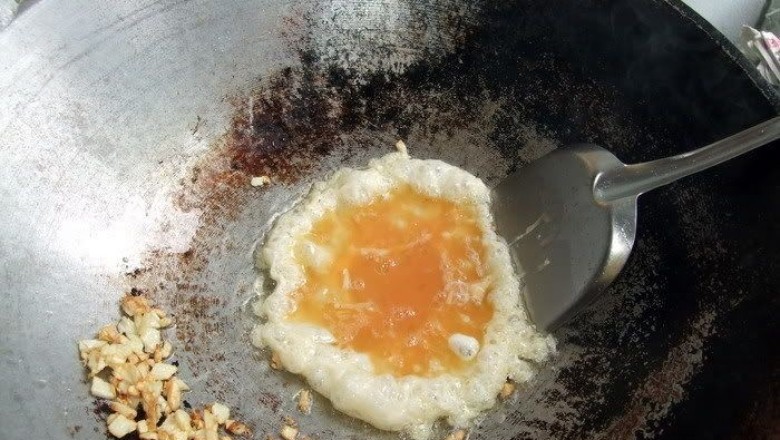 หลากวิธีขจัดคราบไหม้บนกระทะ