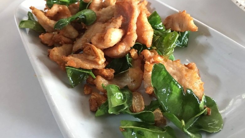 เคล็ดลับทอดใบมะกรูดให้มีสีเขียวใส