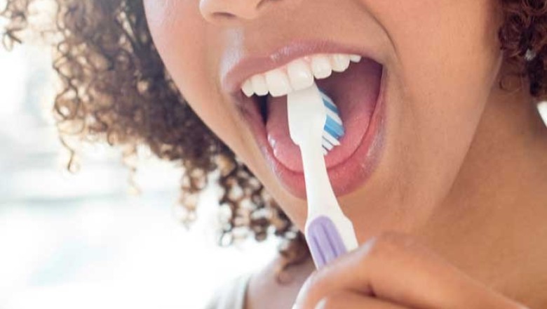 กำจัดกลิ่นปากด้วยการแปรงลิ้น