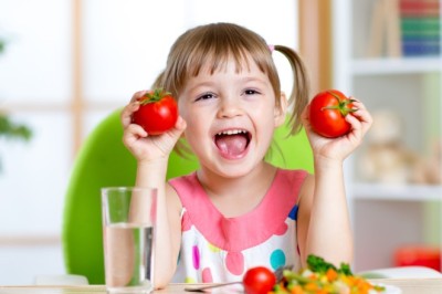 ครอบครัวอบอุ่นสร้างนิสัยการกินผักให้ลูกน้อย