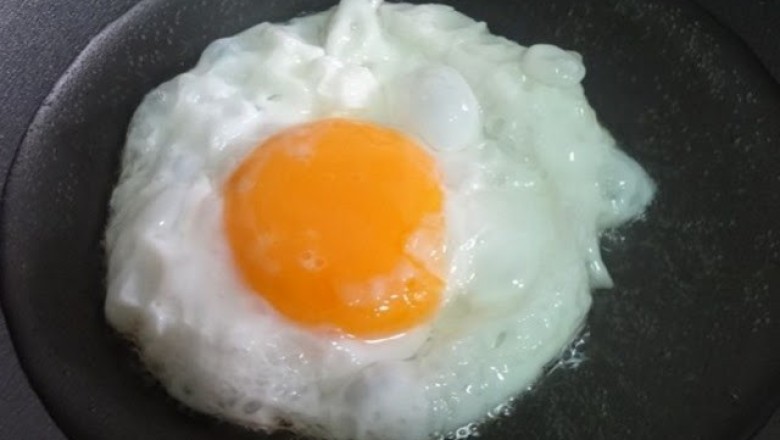 เทคนิคคู่ครัวทอดไข่ดาวให้ดูฟองโตชวนน่ากิน