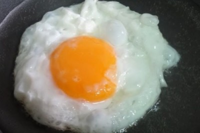 เทคนิคคู่ครัวทอดไข่ดาวให้ดูฟองโตชวนน่ากิน