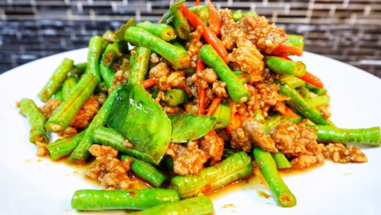 ผัดเผ็ดถั่วฝักยาวให้สีเขียวน่ากิน