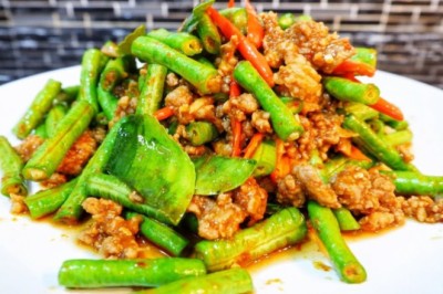 ผัดเผ็ดถั่วฝักยาวให้สีเขียวน่ากิน