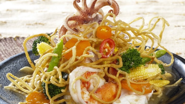 หมี่กรอบราดหน้าทะเล อาหารจานเดียว