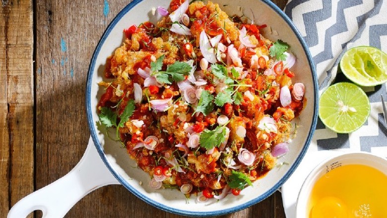 ยำไข่เจียวน้ำพริกเผา อาหารจานเดียว